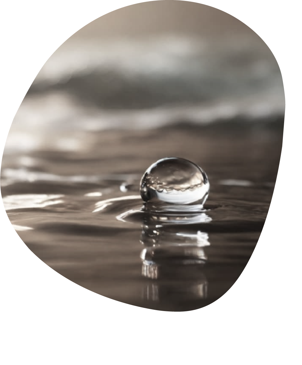 Wassertropfen auf einer Wasseroberfläche